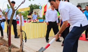 Lãnh đạo tỉnh Hậu Giang trồng cây hưởng ứng “Vietcombank Mekong delta” - Hậu Giang